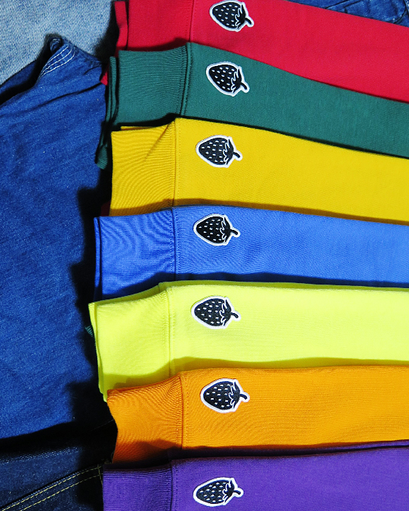 SLEEVE ONE-POINT EMBLEMED “STRAWBERRY” SWEATSHIRT COLORFUL