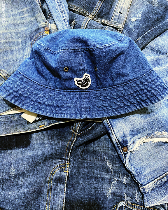 BANANA EMBLEMED BUCKET HAT [DN]