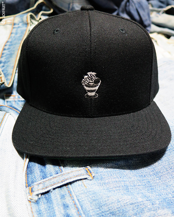 PARFAIT EMBROIDERED FLAT VISOR CAP