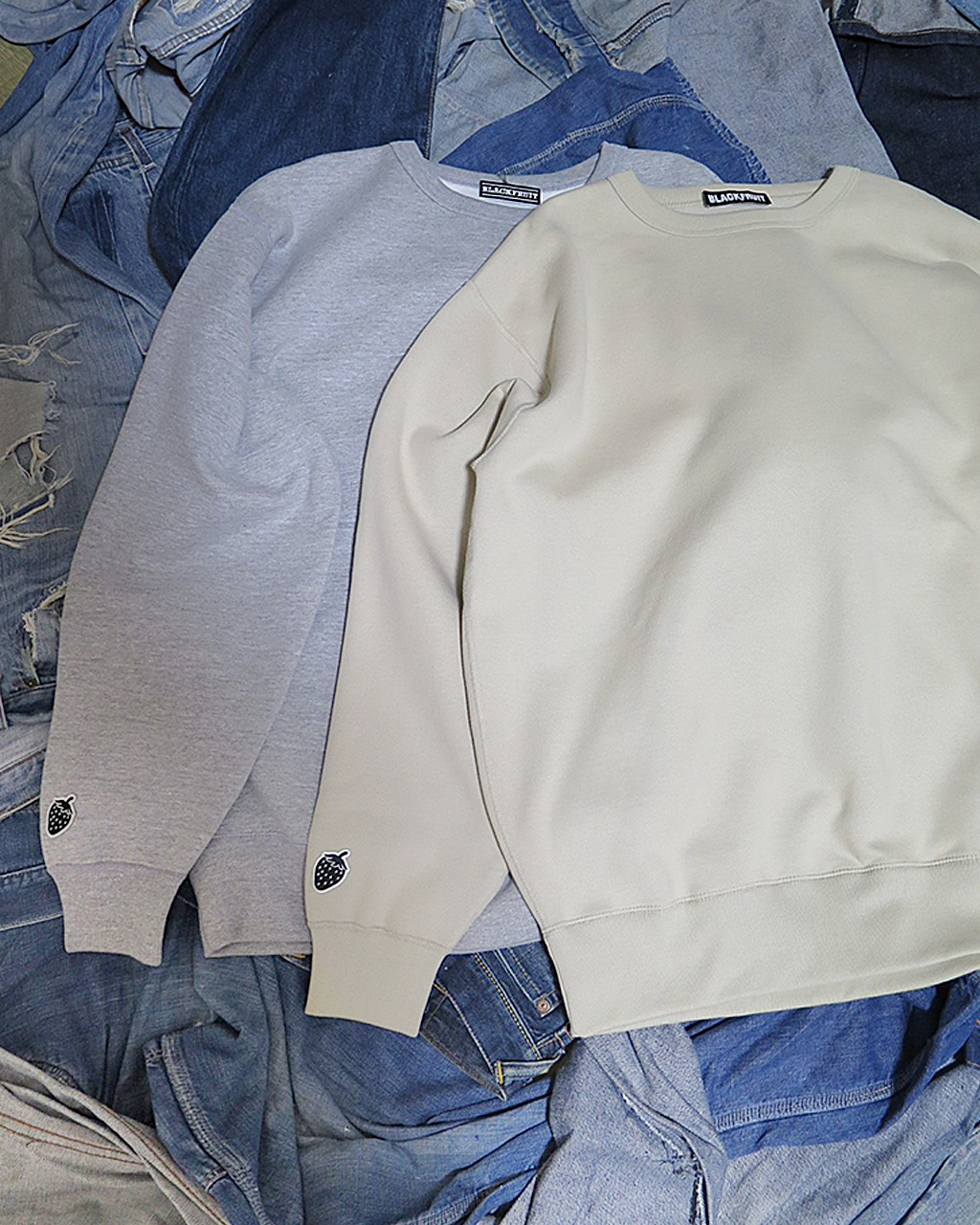 SLEEVE ONE-POINT EMBLEMED STRAWBERRY SWEATSHIRT